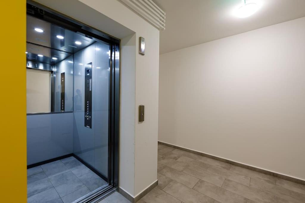 Luxury Apt. Near River & Parking Apartment