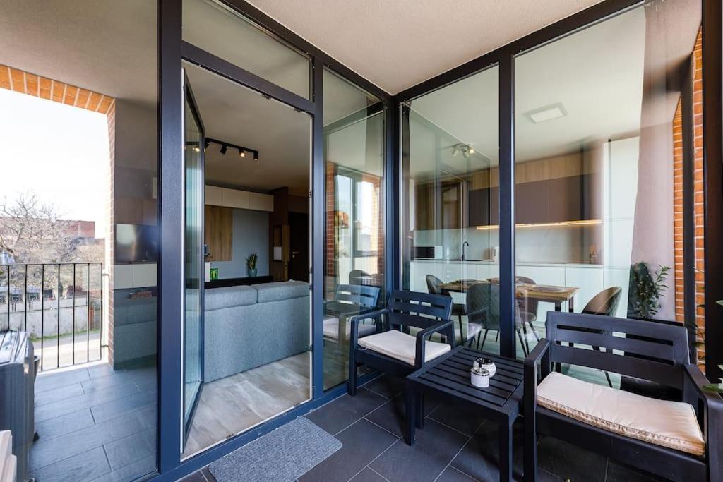 Luxury Apt. Near River & Parking *