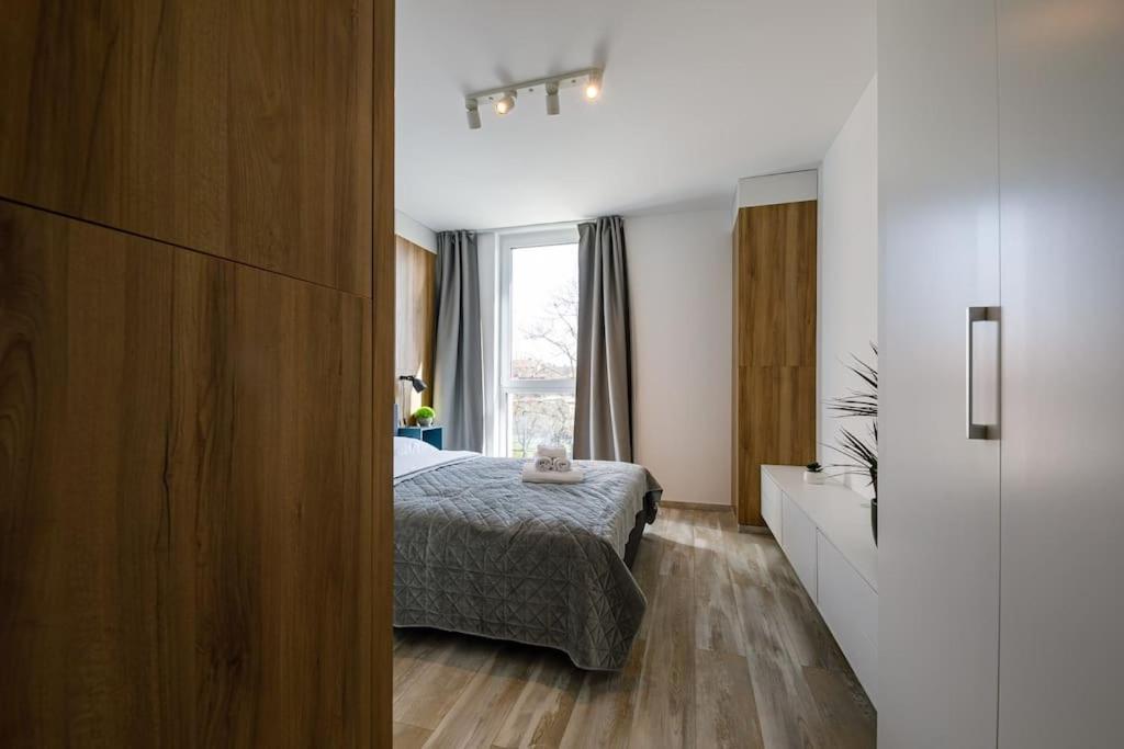 Luxury Apt. Near River & Parking