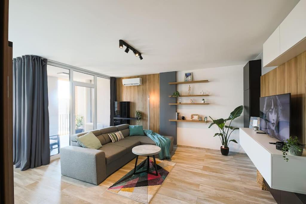 Luxury Apt. Near River & Parking