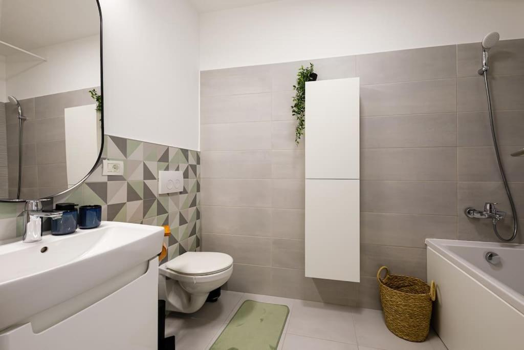 Luxury Apt. Near River & Parking Apartment