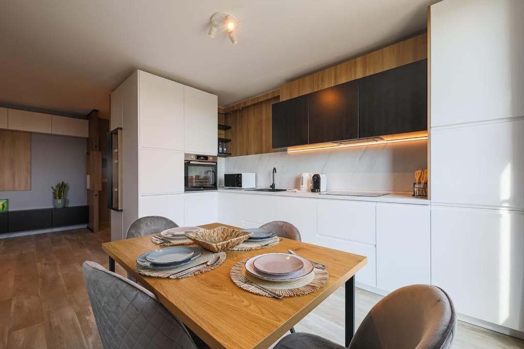 Luxury Apt. Near River & Parking